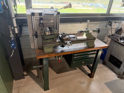 une machine posée sur un établi dans un garage