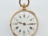 une montre de poche en or avec des chiffres romains sur le cadran