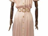 une image d'une robe sur un mannequin
