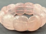 bracelet composé de perles de quartz rose montées sur un support noir