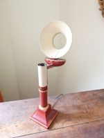 LAMPE A QUINQUET en tôle laquée beige et rouge, l'abat-jour … (photo 2)