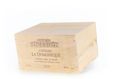une boîte en bois avec une bouteille de vin à l'intérieur