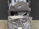une photo d'une poussette dans laquelle se trouve un sac de voyage