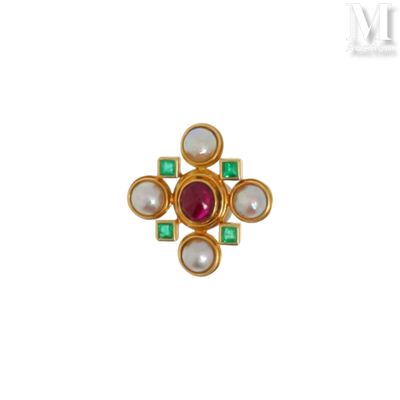 un gros plan d'une bague en or sertie de perles et d'émeraudes