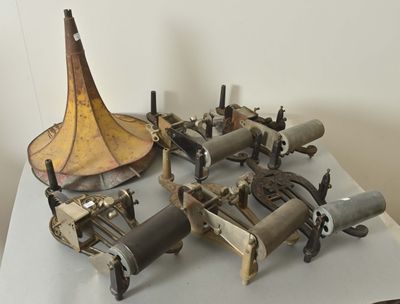 tout un tas de machines différentes posées sur une table