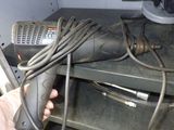 une personne tenant une perceuse filaire à la main