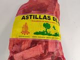 un sac de viande rouge posé sur une table