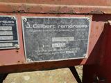 un gros plan sur un panneau fixé sur un tracteur rouge