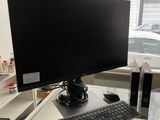 un bureau d'ordinateur équipé d'un écran et d'un clavier