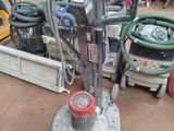 une machine placée au milieu d'une pièce