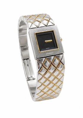 gros plan d'une montre-bracelet sur une surface blanche