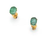 une paire de boucles d'oreilles en émeraude et or