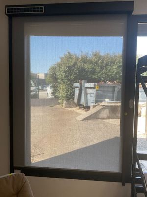 une fenêtre donnant sur un parking