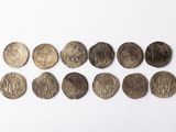 un ensemble de cinq pièces d'argent et de bronze sur un fond blanc