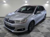 La Citrole argentée est garée dans le garage, sur un sol à damier.