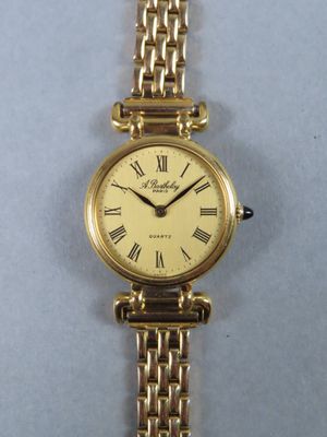 une image d'une montre-bracelet en or avec des chiffres romains