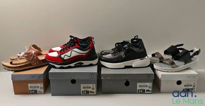 cinq paires de chaussures sont alignées sur des boîtes posées sur une table