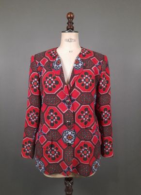 une veste rouge et noire sur un mannequin, un mannequin, un mannequin, un mannequin, un mannequin, un mannequin, un mannequin, un mannequin, un mannequin, un mannequin, un mannequin, un mannequin, un mannequin, un mannequin, un mannequin, un mannequin, un mannequin, un mannequin, un mannequin, un mannequin, un mannequin, un mannequin, un mannequin, un mannequin, un mannequin, un mannequin, un mannequin, un mannequin, un mannequin, un mannequin, un mannequin, un mannequin, un mannequin, un manne