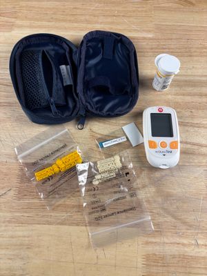 un sac de provisions et un thermomètre numérique posés sur une table
