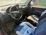 tableau de bord d'une voiture avec un siège et un volant bleus