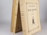 un vieux livre posé sur une table à côté d'une pile de livres