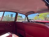 une vue de l'intérieur d'une voiture depuis le siège du conducteur