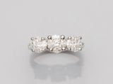 une bague en diamant de trois stones