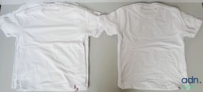 deux t-shirts blancs posés l'un à côté de l'autre sur une table