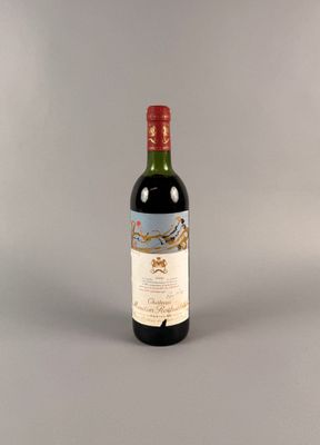 une bouteille de vin posée sur une table