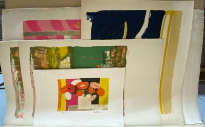 une photo d'une œuvre d'art posée sur une table