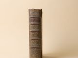un vieux livre posé sur une table