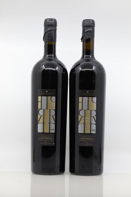 deux bouteilles de vin posées l'une à côté de l'autre sur une table