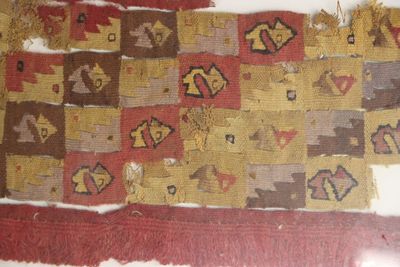 un vieux morceau de tissu orné de nombreux motifs