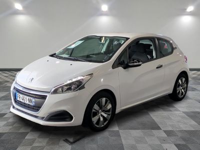la petite voiture blanche est garée dans la pièce au sol en damier