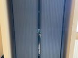 deux portes ouvertes dans une pièce