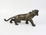 une image représentant une statue en bronze d'un tigre sur fond blanc