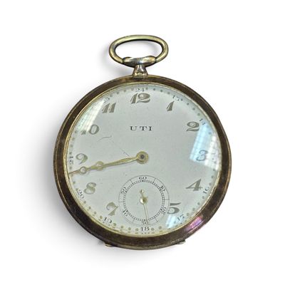 gros plan d'une montre de poche sur une surface blanche