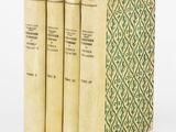 trois livres superposés sur une surface blanche