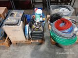 de nombreux types d'équipements électriques sur une palette