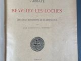 un livre ouvert posé sur une table, avec une pièce dessus