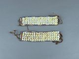 deux bracelets composés de petites perles blanches et bleues