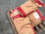 deux sacs de nourriture posés sur une palette en bois