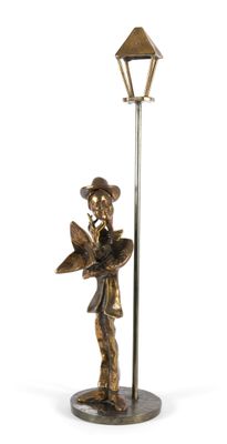 figurine en bronze représentant un garçon avec un lampadaire et un oiseau