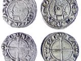 quatre pièces d'argent, dont l'une porte une croix et l'autre porte également une croix