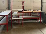 une pièce dans laquelle se trouvent une table et des bancs