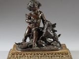 statue en bronze représentant un garçon avec un chien et un chat