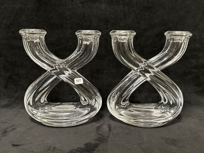 une paire de bougeoirs en verre transparent sur fond noir