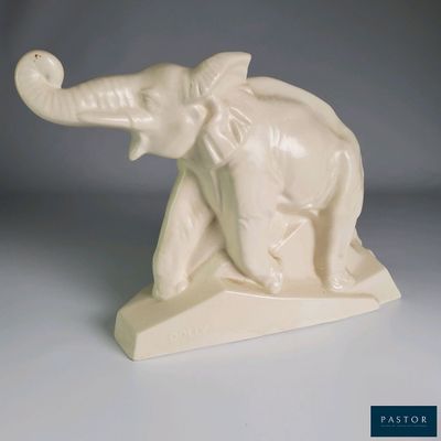 une statue d'éléphant blanc posée sur une table