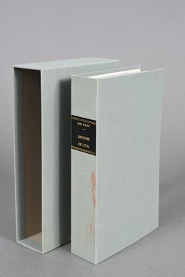 le livre est ouvert pour montrer l'intérieur de la boîte