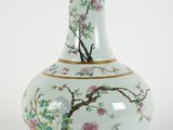 un vase avec une peinture sur une surface blanche